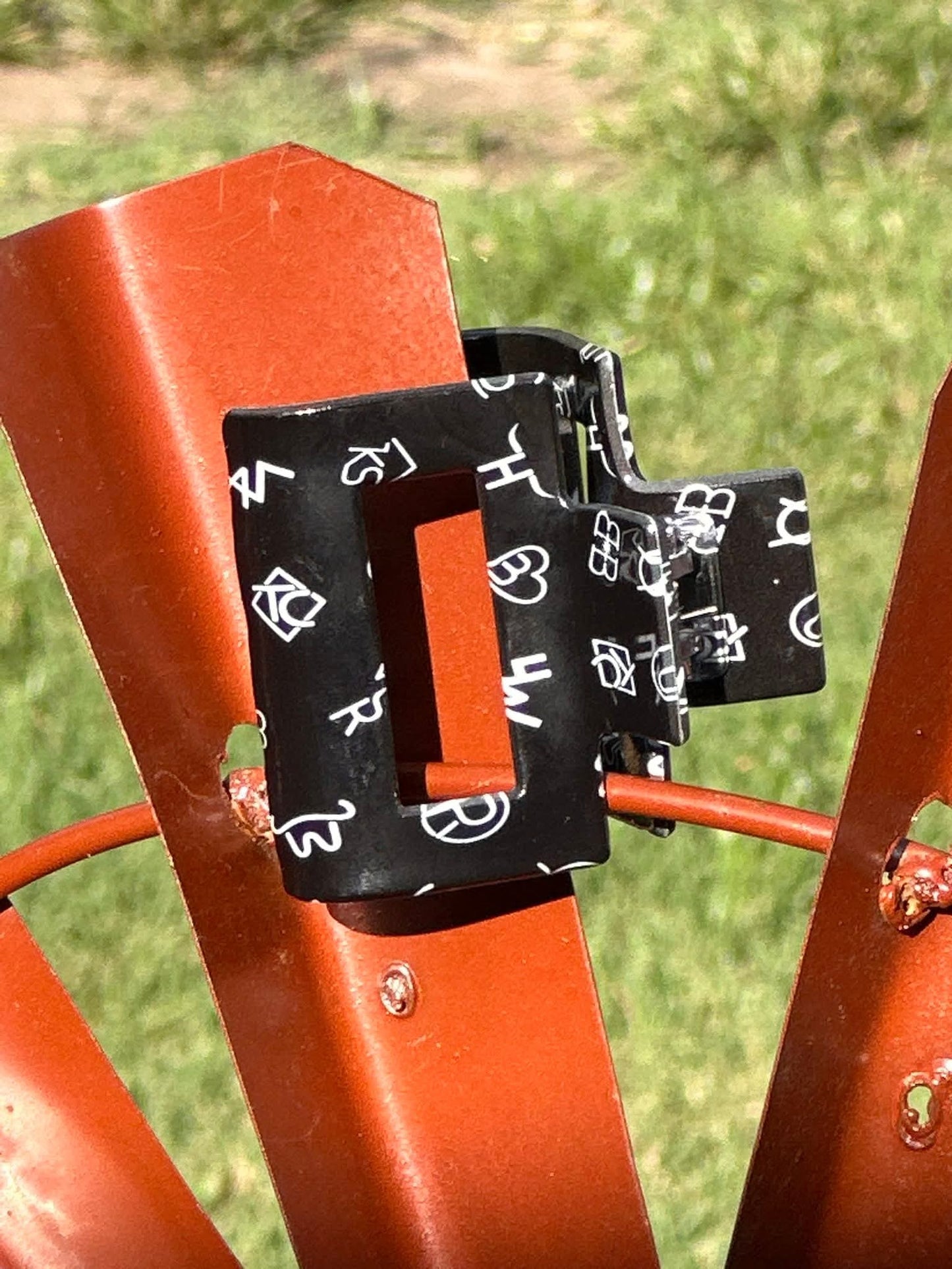 Small printed claw clips